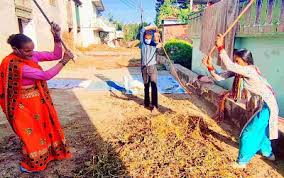 आनाज कूटना